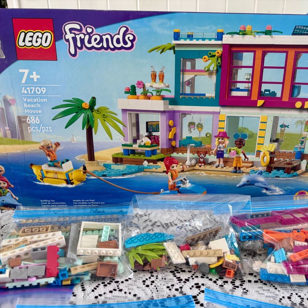 LEGO Friends Vacation Beach House 41709 686 Pieces Complete Box Manual Retired